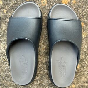 Dansko Devyn Molded wide-strap slide